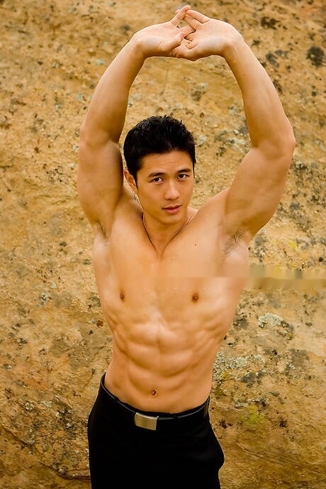 El toro fuerte oriental Peter Le muestra un cuerpo robusto al aire libre