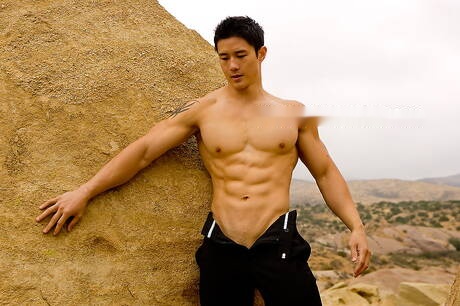 El toro fuerte oriental Peter Le muestra un cuerpo robusto al aire libre