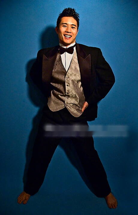 El culturista asiático Peter Le posando desnudo y mostrando su apretado trasero.