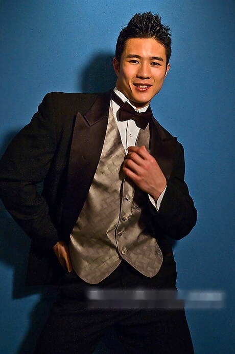 O fisiculturista asiático Peter Le posando nu e mostrando uma bunda firme e firme