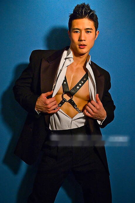 O fisiculturista asiático Peter Le posando nu e mostrando uma bunda firme e firme