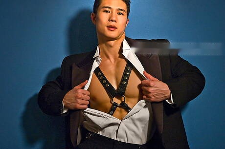 O fisiculturista asiático Peter Le posando nu e mostrando uma bunda firme e firme