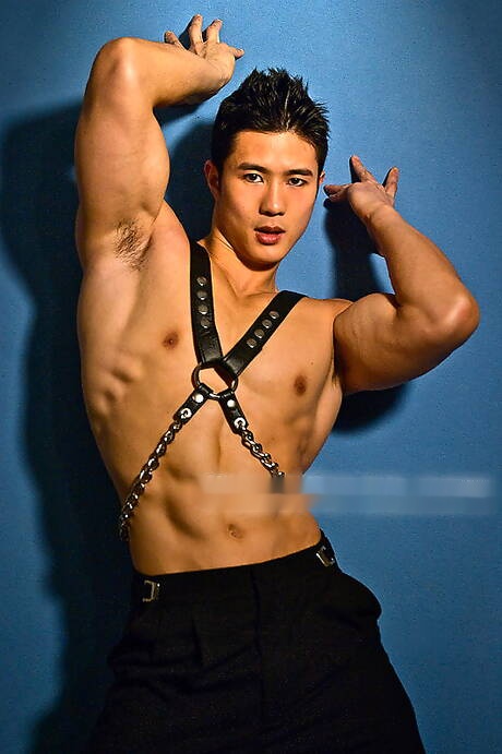 O fisiculturista asiático Peter Le posando nu e mostrando uma bunda firme e firme