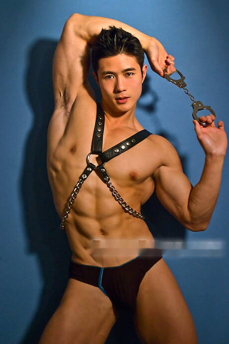 O fisiculturista asiático Peter Le posando nu e mostrando uma bunda firme e firme