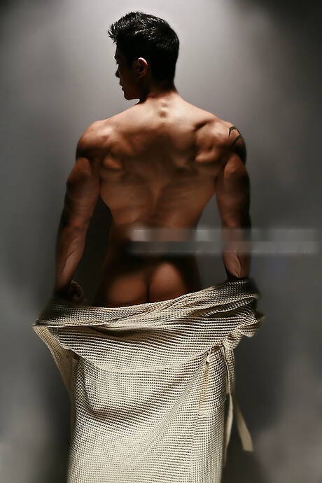 Oriental strong bull Peter Le get naked and showing hot butt