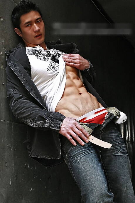 Orientalny silny byk Peter Le prezentuje umięśnione ciało