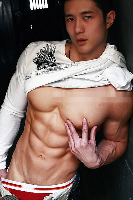 Orientalny silny byk Peter Le prezentuje umięśnione ciało