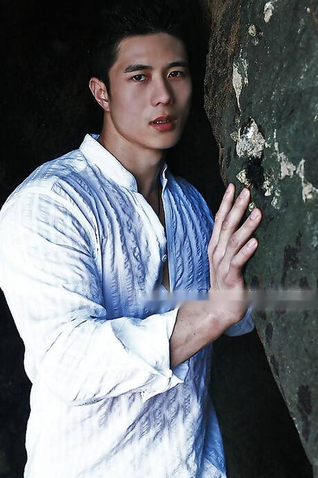 Orientalny silny byk Peter Le prezentuje umięśnione ciało