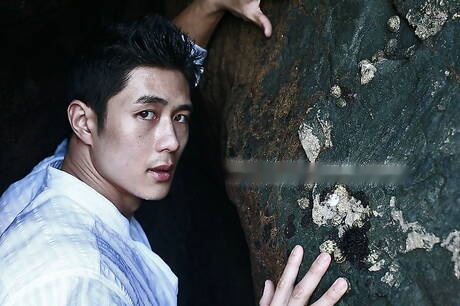 Orientalny silny byk Peter Le prezentuje umięśnione ciało