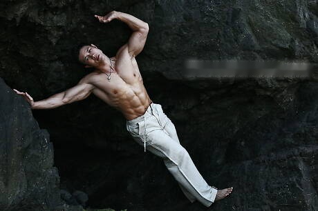 Orientalny silny byk Peter Le prezentuje umięśnione ciało