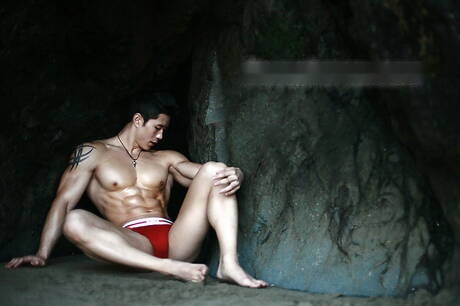 Orientalny silny byk Peter Le prezentuje umięśnione ciało