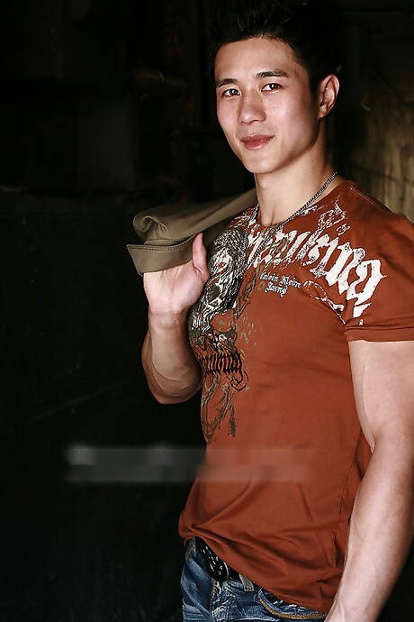 El culturista oriental Peter Le muestra un cuerpo perfecto