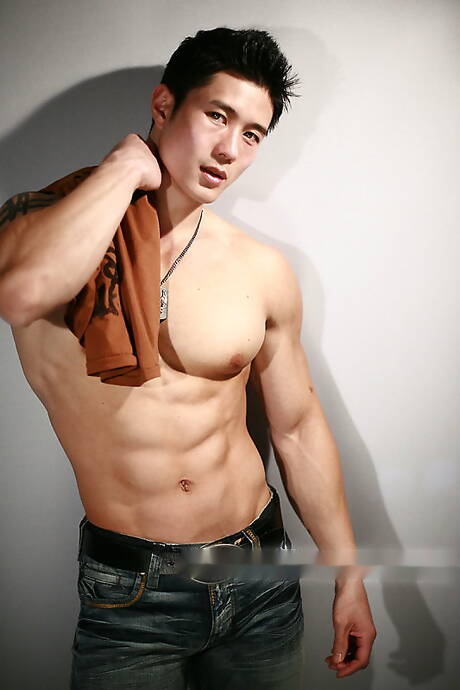 El culturista oriental Peter Le muestra un cuerpo perfecto