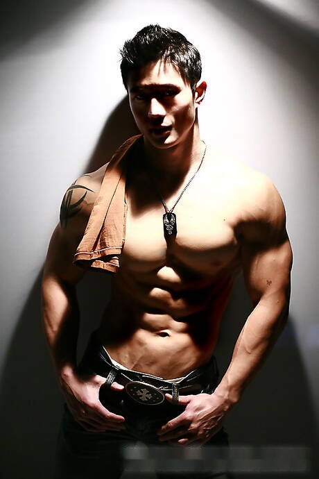 El culturista oriental Peter Le muestra un cuerpo perfecto