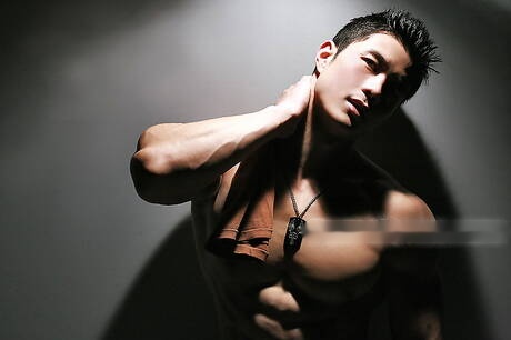 El culturista oriental Peter Le muestra un cuerpo perfecto