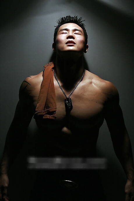 El culturista oriental Peter Le muestra un cuerpo perfecto