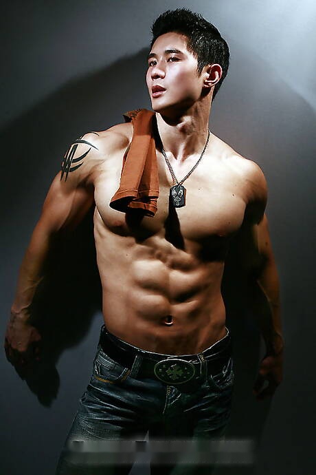 El culturista oriental Peter Le muestra un cuerpo perfecto