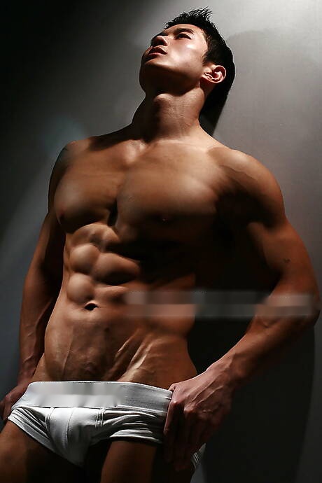 El culturista oriental Peter Le muestra un cuerpo perfecto