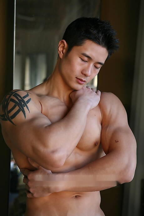 El musculoso oriental Peter Le muestra un cuerpo fornido de manera seductora