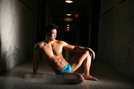 Peter Le, un homme oriental musclé, montre un corps costaud