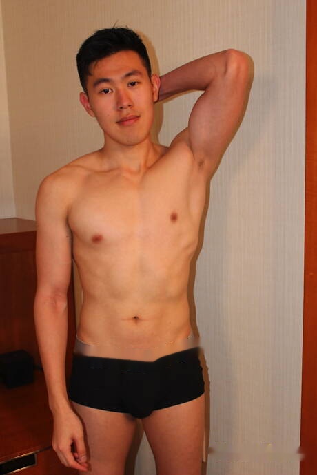 El chico husky oriental Shen Kaito posando desnudo