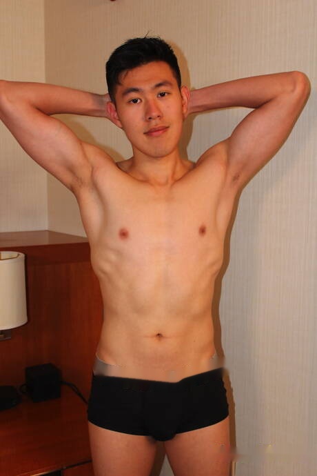 El chico husky oriental Shen Kaito posando desnudo