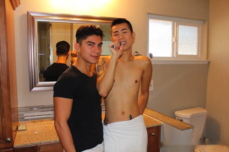 Los simpáticos amigos americanos Nolan Knox y Alfonso Osnaya se follan el culo después de una mamada