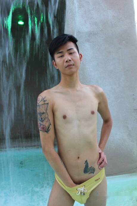Oriental pretty boy Nolan Knox shows a beautiful body in the pool