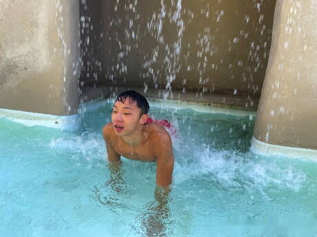 El joven oriental Dane Jaxson se masturba con un consolador en la piscina