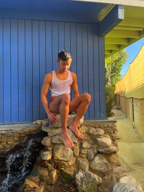 El joven oriental Dane Jaxson se masturba con un consolador en la piscina