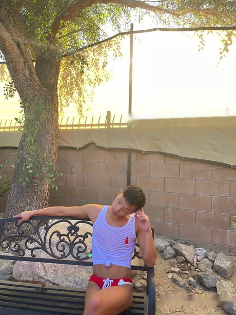 El joven oriental Dane Jaxson se masturba con un consolador en la piscina