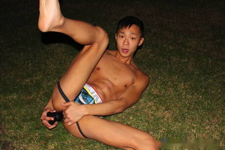 El joven oriental Dane Jaxson se masturba con un consolador en la piscina