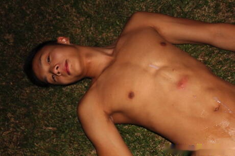 El joven oriental Dane Jaxson se masturba con un consolador en la piscina