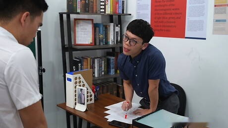 肌肉發達的唐和肌肉發達的尤維在熱辣的屁股上做愛