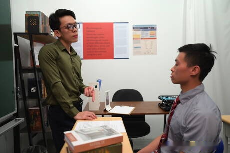 帥哥 Yowei 和肌肉發達的 Hen 互相吸吮和操弄