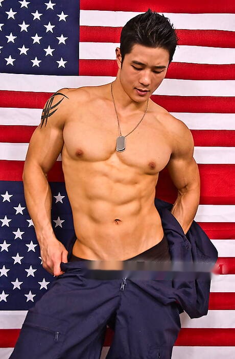 Oriental bodybuilder Peter Le posing naked and showing nice ass