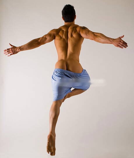 Oriental bull Peter Le get naked and showing tight butt