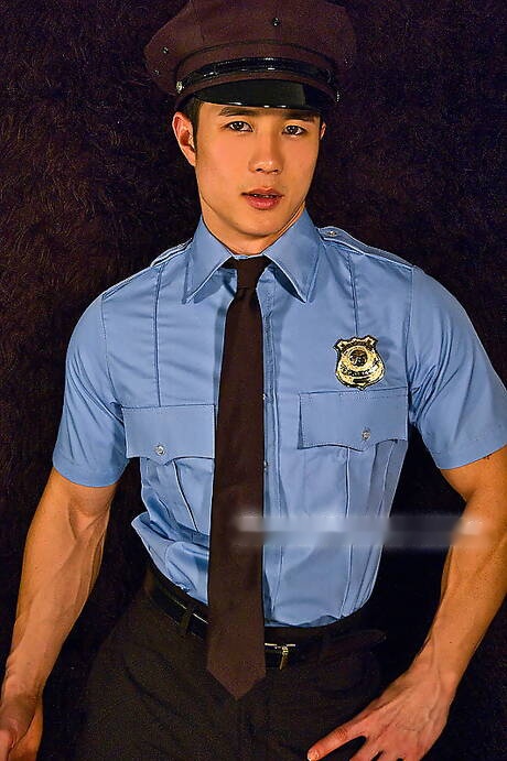 Asian muscular Peter Le posing nude and showing his ass