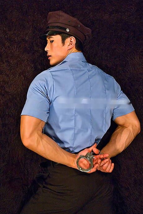 Asian muscular Peter Le posing nude and showing his ass