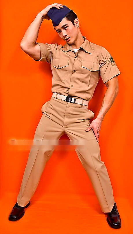 El culturista asiático Peter Le se desnuda y muestra su bonito trasero.