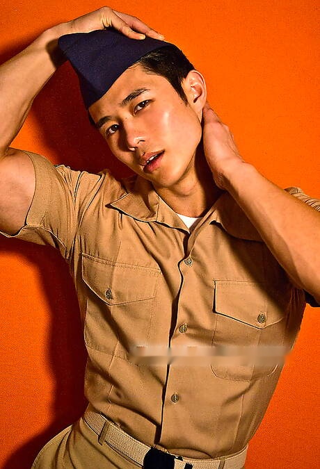 El culturista asiático Peter Le se desnuda y muestra su bonito trasero.