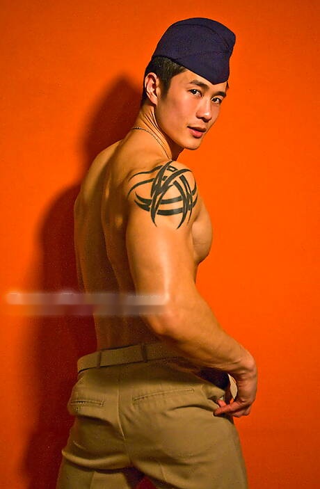 El culturista asiático Peter Le se desnuda y muestra su bonito trasero.