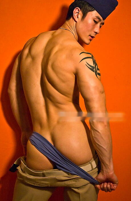 El culturista asiático Peter Le se desnuda y muestra su bonito trasero.