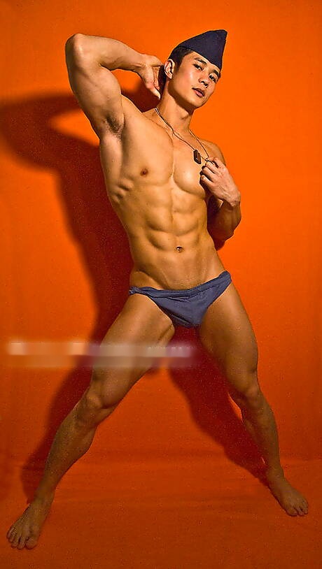 El culturista asiático Peter Le se desnuda y muestra su bonito trasero.