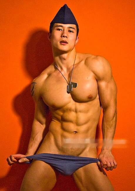 El culturista asiático Peter Le se desnuda y muestra su bonito trasero.