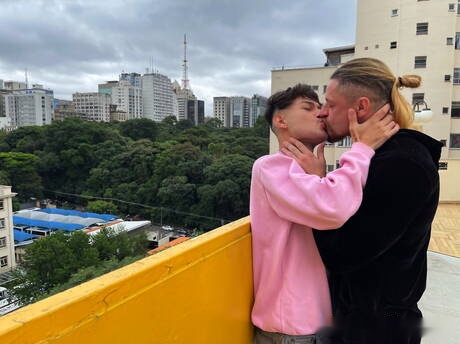 El galán Daniel Toro y el joven latino Hanry Onlyjapa se follan mutuamente en la piscina