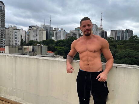 El galán Daniel Toro y el joven latino Hanry Onlyjapa se follan mutuamente en la piscina