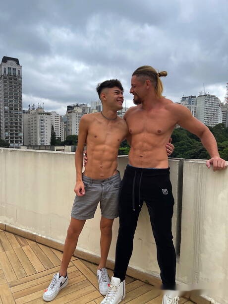 El galán Daniel Toro y el joven latino Hanry Onlyjapa se follan mutuamente en la piscina