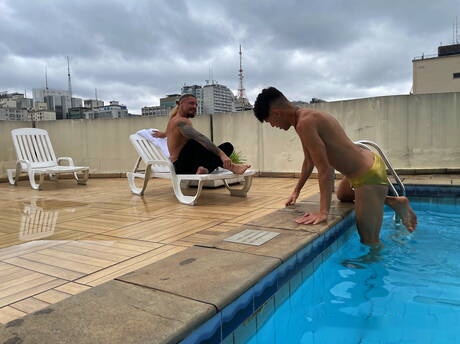 El galán Daniel Toro y el joven latino Hanry Onlyjapa se follan mutuamente en la piscina