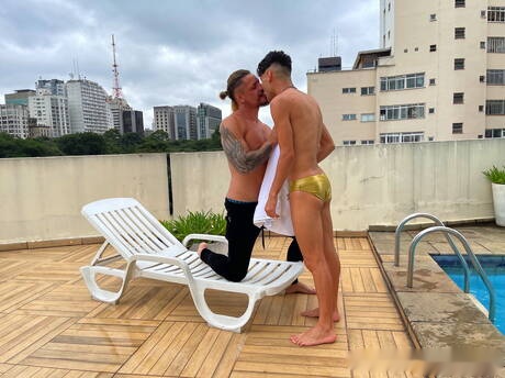 El galán Daniel Toro y el joven latino Hanry Onlyjapa se follan mutuamente en la piscina